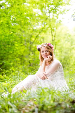 Çiçek çelenk, yeşil doğa ile gelinlik Gelin.