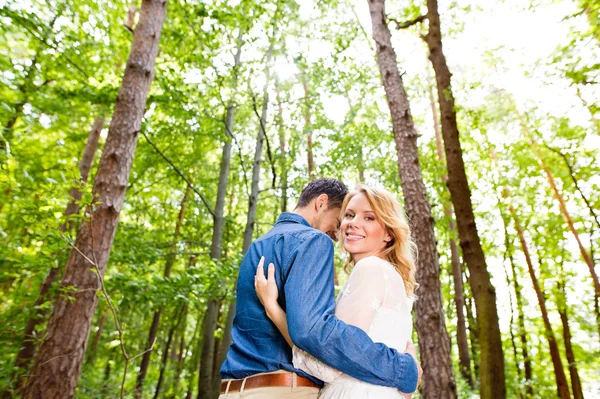 Casal bonito fora na floresta verde. Vista traseira . — Fotografia de Stock