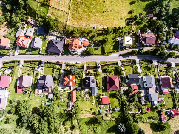 荷兰村庄的鸟瞰图，带花园的房屋，绿色公园 — 图库照片