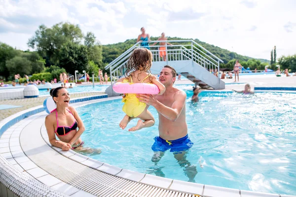 Matka, otec a dcera v bazénu. Slunečné léto. — Stock fotografie