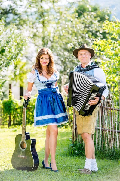 Casal em roupas tradicionais da Baviera — Fotografia de Stock