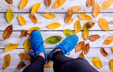 Runner ve sonbahar yaprakları.