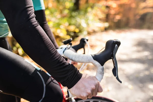 Deportista montando su bicicleta en otoño — Foto de Stock