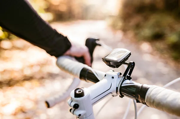 Deportista montando su bicicleta en otoño — Foto de Stock