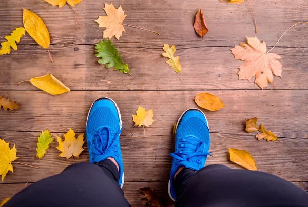 Legs of runner and autumn leaves. — Stock Photo, Image