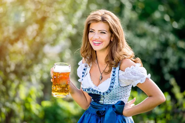 Vrouw in Beierse jurk met bier — Stockfoto