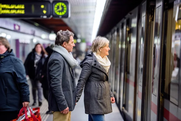 Seniorenpaar steht am U-Bahnsteig und wartet — Stockfoto