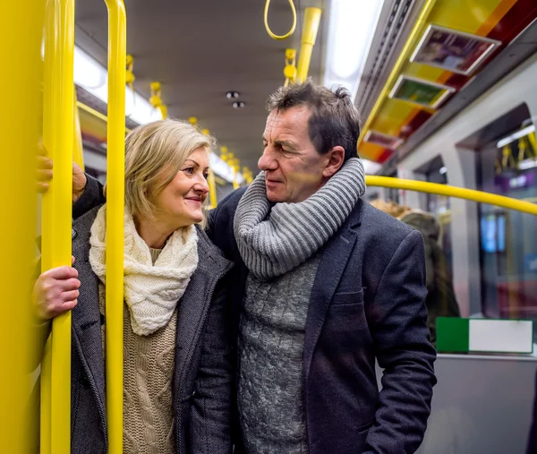 Casal sênior em trem de metrô — Fotografia de Stock