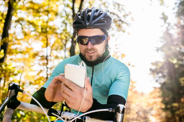 Sportman fietsten in de herfst — Stockfoto