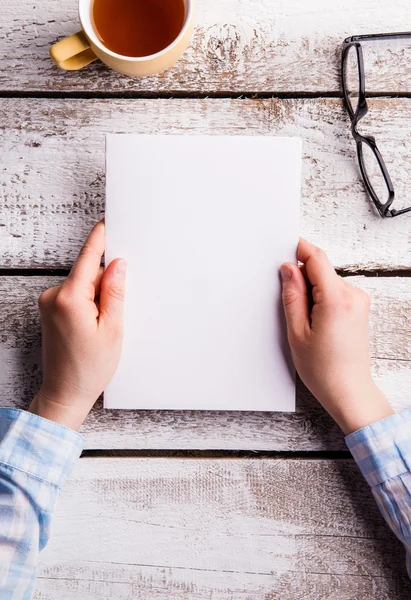 Frau mit leerem Papierbogen. — Stockfoto