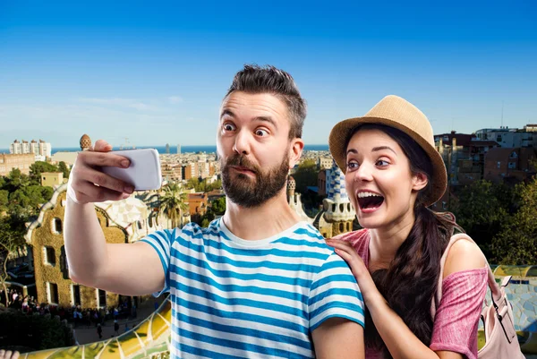 Casal com smartphone, tirando selfie . — Fotografia de Stock