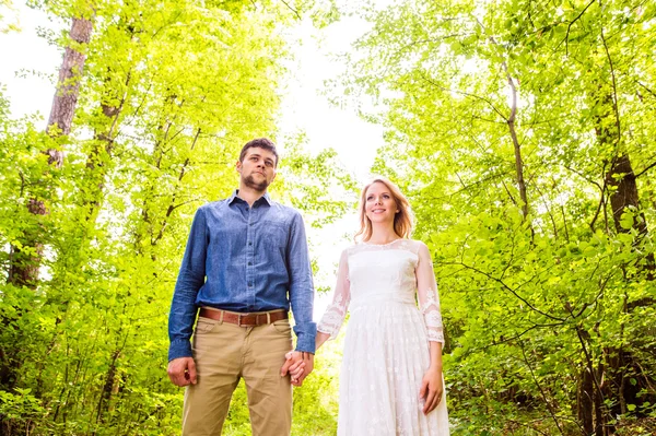 Свадебная пара в зеленом лесу — стоковое фото