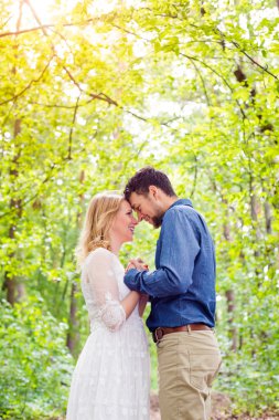 Düğün iki yeşil orman içinde.