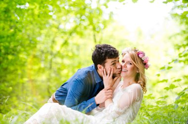 Düğün iki yeşil orman içinde.