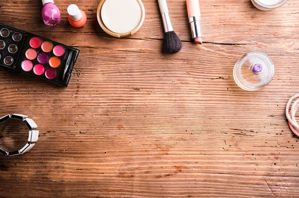 Productos de maquillaje sobre la mesa — Foto de Stock