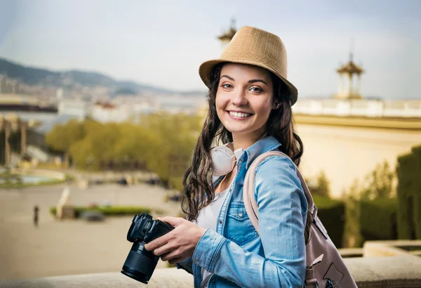 Kamera, şehirde turist kızla — Stok fotoğraf