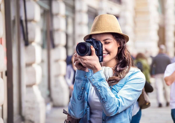 Τουριστική κορίτσι με τη φωτογραφική μηχανή στην πόλη — Φωτογραφία Αρχείου