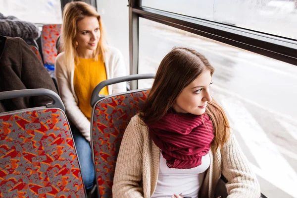 Mujeres jóvenes viajando en autobús — Foto de Stock