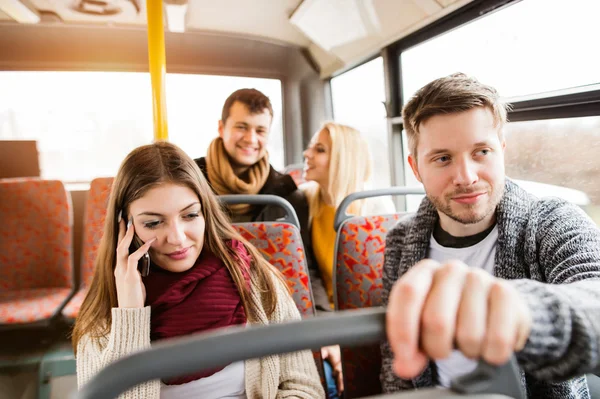 Gruppo di giovani che viaggiano in autobus, divertendosi — Foto Stock