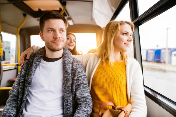 Pareja joven viajando en autobús — Foto de Stock