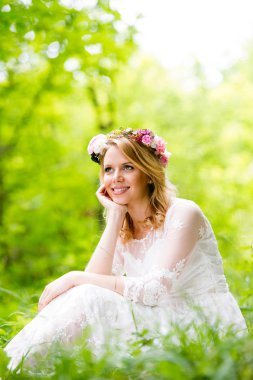 Gelin gelinlik çiçek çelenk ile 