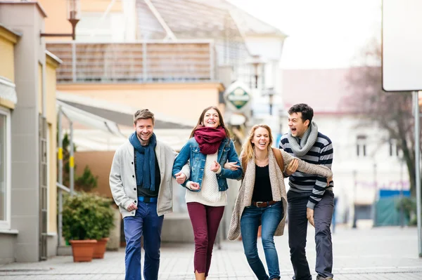 Jonge mensen met plezier in de stad — Stockfoto