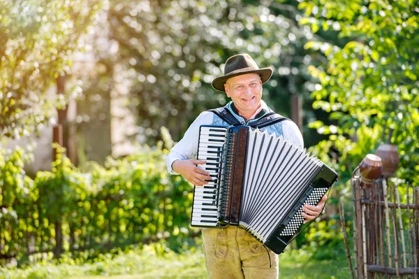 Homme en vêtements bavarois jouant de l'accordéon — Photo