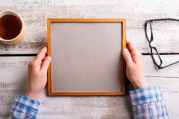 Mãos segurando quadro de imagem vazio — Fotografia de Stock