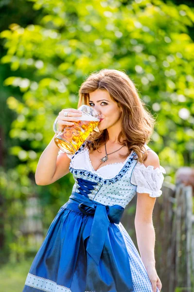 Жінка в баварській сукні з пивом — стокове фото