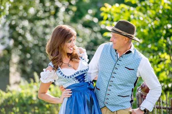 Casal em roupas tradicionais da Baviera — Fotografia de Stock