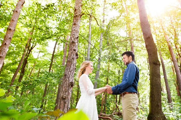 Wedding couple in green forest. — Stock Photo, Image