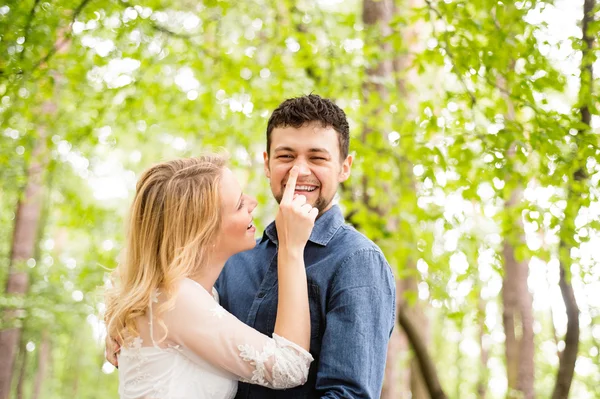 新婚夫妇在绿色森林. — 图库照片