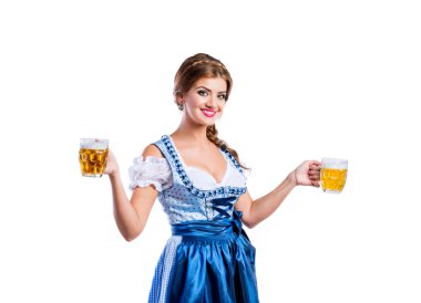 Bira ile Bavyera elbiseli kadın
