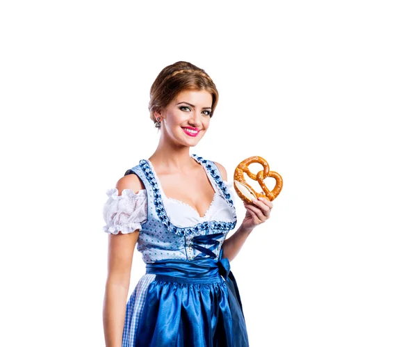 Woman in bavarian dress with pretzel — Stock fotografie