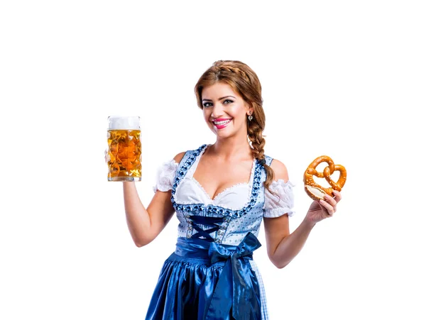 Mujer en vestido bavariano con pretzel y cerveza — Foto de Stock