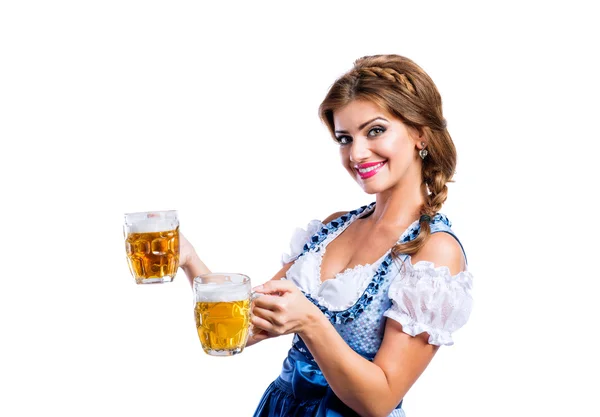 Vrouw in Beierse jurk met bier — Stockfoto