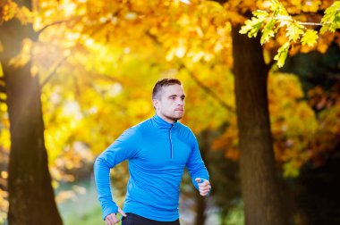 Sonbaharda çalışan genç atlet