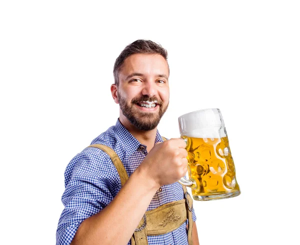 Людина в баварському одязі з пивом — стокове фото