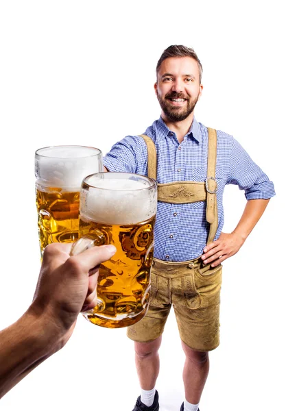 Człowiek w bawarskiej ubrania z piwem — Zdjęcie stockowe