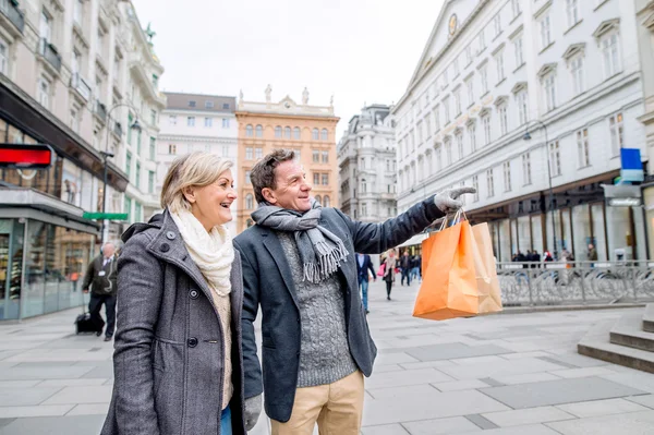 Couple aîné faisant du shopping dans le centre de la ville . — Photo