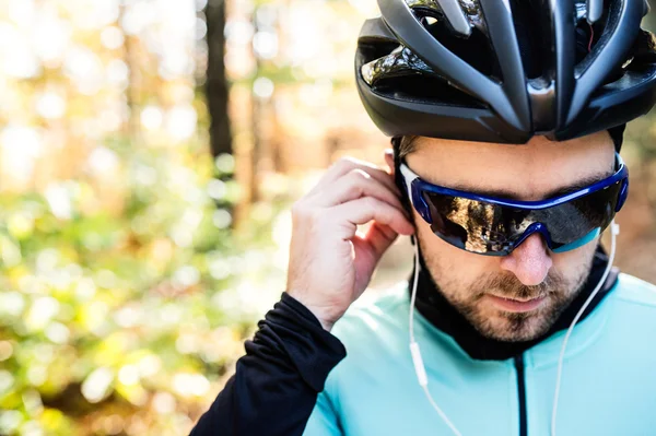 Sportman fietsten in de herfst — Stockfoto