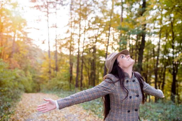 Schöne Frau im herbstlichen Wald — Stockfoto