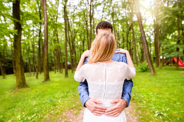 Wedding couple outside in green forest. — Stock Photo, Image