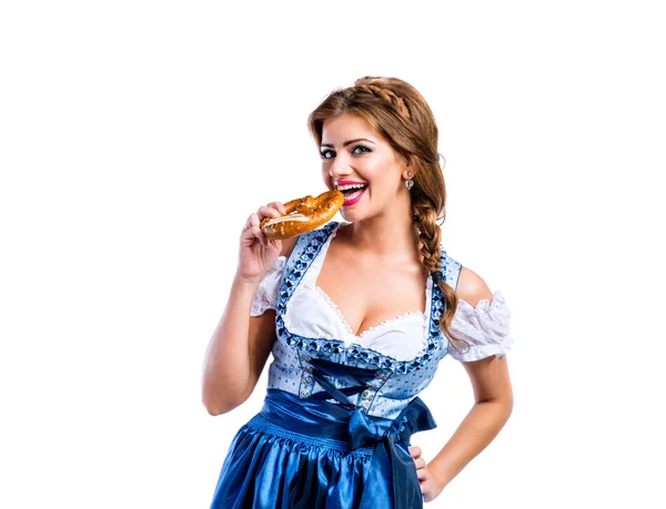 Mujer en vestido bavariano sosteniendo pretzel —  Fotos de Stock