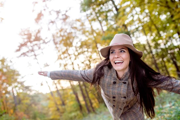 Schöne Frau im herbstlichen Wald — Stockfoto