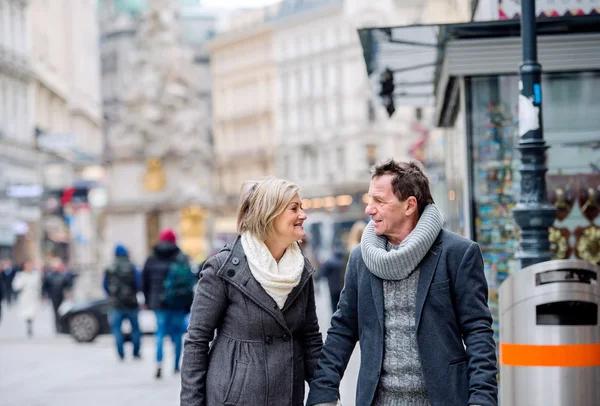 Äldre par på promenad i centrum — Stockfoto