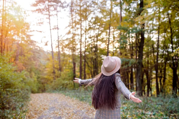 Belle femme dans la forêt d'automne — Photo