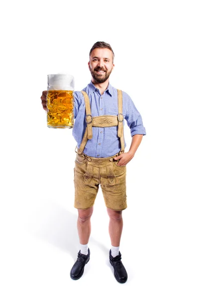 Homem de roupas bávaras com cerveja — Fotografia de Stock