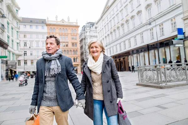 Couple sénior faisant du shopping en ville — Photo