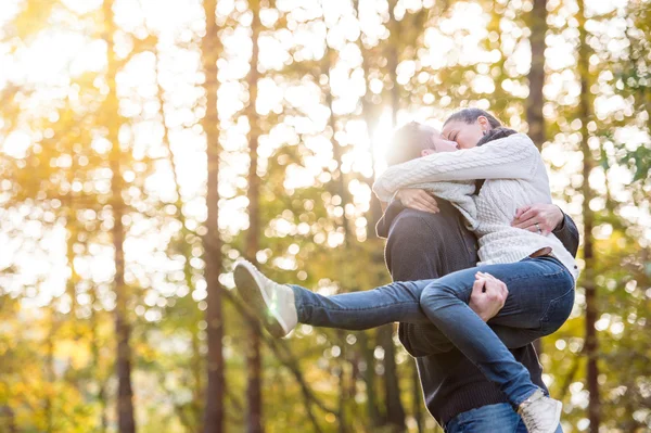 Par i kärlek i höst skogen — Stockfoto